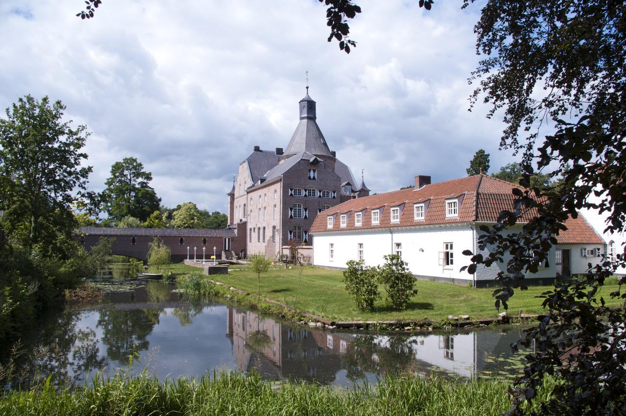 Kasteel Aldenghoor Bed & Breakfast Haelen ภายนอก รูปภาพ